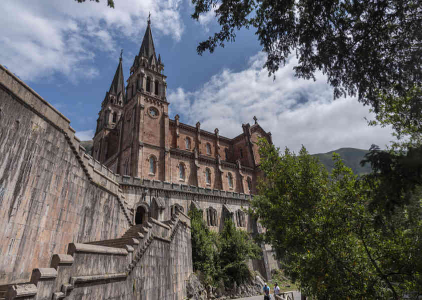 Principado de Asturias 036 - parque nacional de los Picos de Europa - santuario de Covadonga - basílica.jpg